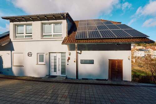 Objektansicht mit PV-Anlage - 