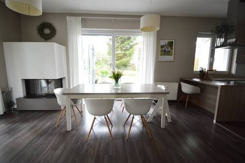 Erdgeschoss-Essbereich mit Kamin - 