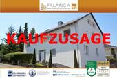 Titel Haus Eingangsseite - Kaufzusage - Falanga Immobilien - TOP 3-FH mit zusätzlichem Wohnbereich, Parkplätzen und Garage in TAUNUSSTEIN !