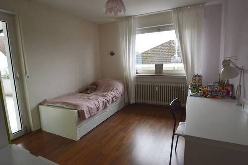 Obergeschoss-Zimmer 1 mit Zugang Balkon - 