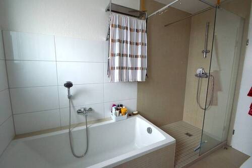 Obergeschoss-Tageslichtbad mit Badewanne und Dusche - 