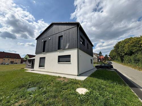 Gebäudeansicht - Wohnen mit Komfort und Raum - Familienfreundliches Wohnhaus mit Garten in Wiesau zu verkaufen