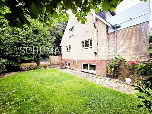 Giebelansicht mit Balkon (2) - Neuender Busch- Großes Wohnhaus mit ausgebautem Souterrain-