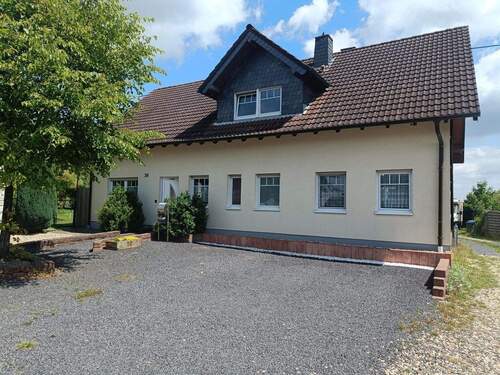 Ansicht Strasse - Wohnen über den Dächern von Asbach: Großzügiges Familienidyll mit Fernblick & Potenzial