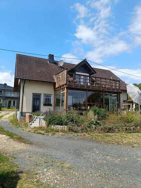 Ansicht hinten mit Balkon - 6 Zimmer Einfamilienhaus in Asbach