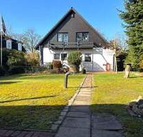 Zwischen drei Naturschutzgebieten in herrlich ruhiger Lage - schönes Zweifamilienhaus mit 9-Zimmern! - Hamburg - Bergstedt