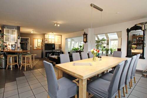 Wohnzimmer - 9 Zimmer Mehrfamilienhaus, Wohnhaus zum Kaufen in Hamburg - Bergstedt