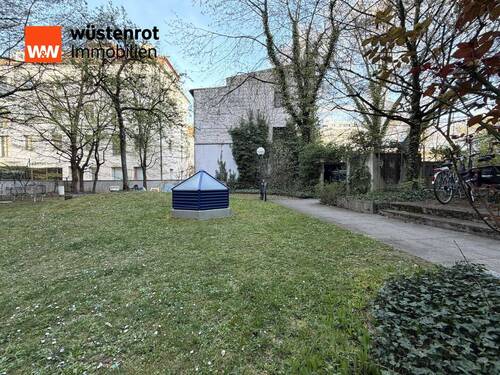 Grünfläche hinter dem Haus - 