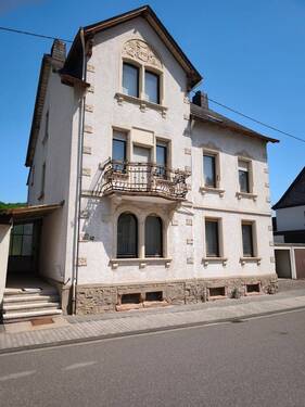 Tiefenstein Vorne mit Eingang.jpg - Unikat im Jugendstil- wer will schon ein Haus in Uniform