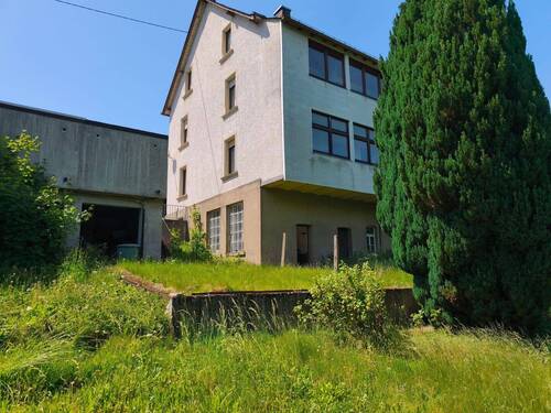 Tiefenstein Rückseite mit Garagengebäude.jpg - Einfamilienhaus mit 225,00 m&sup2; in Idar-Oberstein zum Kaufen