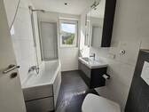 Bad mit Badewanne und WC - 