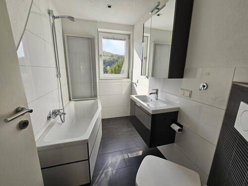 Bad mit Badewanne und WC - 