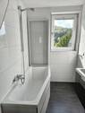 Bad mit Badewanne und WC - 