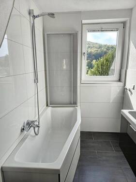 Bad mit Badewanne und WC - 