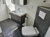 Bad mit Badewanne und WC - 