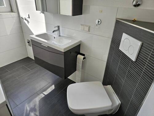 Bad mit Badewanne und WC - 