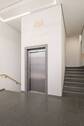 Treppenhaus mit Aufzug - 