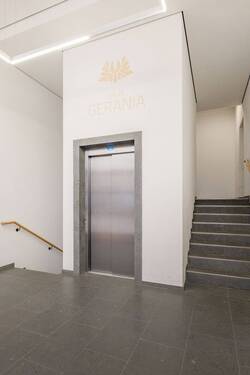 Treppenhaus mit Aufzug - 