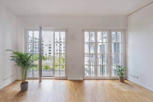 Bodentiefe Fenster zum Balkon - 2 Zimmer Etagenwohnung in Berlin