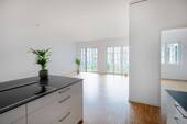 Küche mit Blick in den Wohnbereich und das weitere Zimmer - 