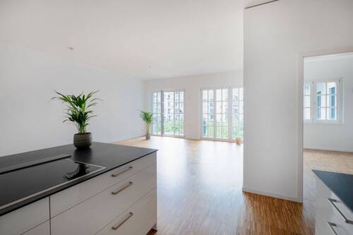 Küche mit Blick in den Wohnbereich und das weitere Zimmer - 