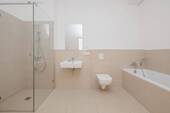 Bad mit schwellenloser Dusche und Wanne - 