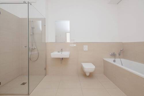 Bad mit schwellenloser Dusche und Wanne - 