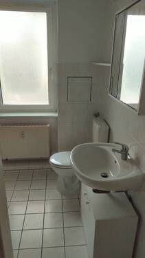 Bad mit Fenster.jpg - 