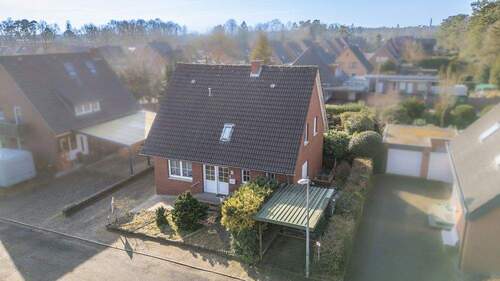 Titelbild - Einfamilienhaus in Sackgassenlage mit Garage, Carport, Keller und Wintergarten!