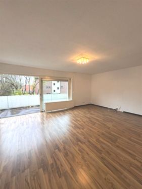 Wohnzimmer mit Balkon - 4 Zimmer Etagenwohnung in Papenburg