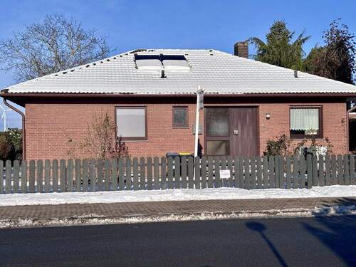 Ansicht von der Straße - 4 Zimmer Bungalow in Wunstorf / Mesmerode
