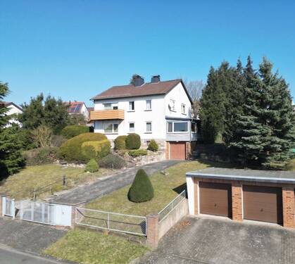 Vorderansicht mit Garagen - Zweifamilienhaus mit spektakulärer Aussicht und großem Grundstück in Kasseler Höhenlage!