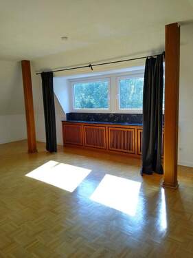 Wohnzimmer - Schöne Dachgeschosswohnung in ruhiger Lage im Südostviertel
