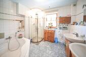 Bad mit Wanne/Dusche/WC - 