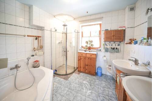 Bad mit Wanne/Dusche/WC - 