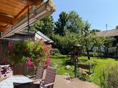 Terrasse mit sonnigem Garten - 