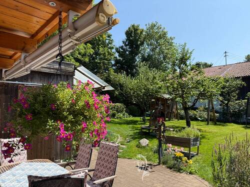 Terrasse mit sonnigem Garten - 