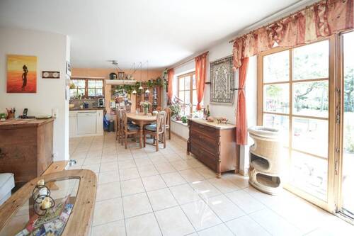 Wohn,- Esszimmer mit offenem Küchenbereich - 6 Zimmer Doppelhaushälfte in Icking