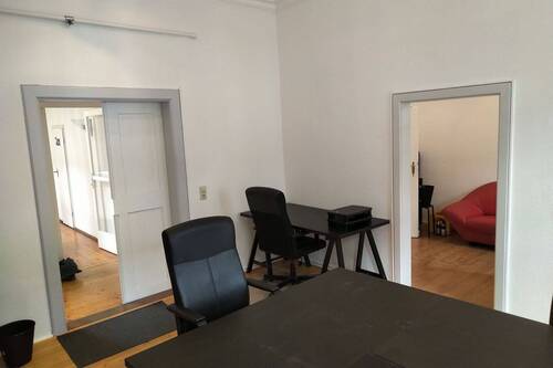 Blick von Zimmer 1 zum Hauptgang und Zimmer 2.jpg - 