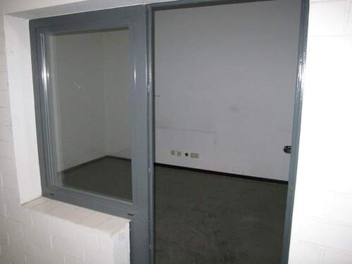 Innenliegendes Hallenbüro - 
