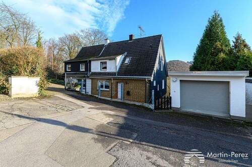 Straßenansicht - 9 Zimmer Mehrfamilienhaus, Wohnhaus zum Kaufen in Hagen
