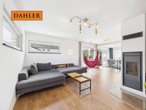 Wohnzimmer mit Kamin - 5 Zimmer Einfamilienhaus zum Kaufen in Allmannshofen
