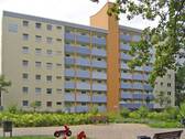 Vorderansicht des mehrstöckigen Gebäudes mit parkähnlicher Anlage - 2-Zimmer-Wohnung mit Tageslichtbad und Loggia zu vermieten!