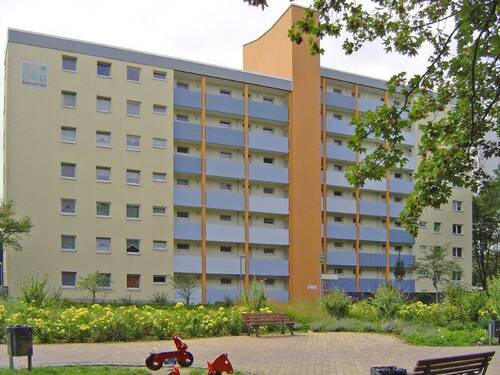 Vorderansicht des mehrstöckigen Gebäudes mit parkähnlicher Anlage - 2-Zimmer-Wohnung mit Tageslichtbad und Loggia zu vermieten!