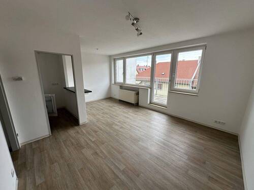 Wohnzimmer/Küche - Dachterrassenwohnung mit 2 Zimmern (Einbauküche) sucht Mieter