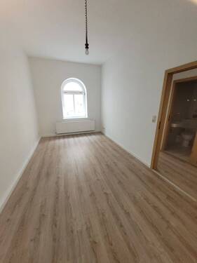 Einblick Zimmer zur Straßenseite - 