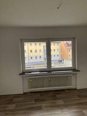 Wohnzimmer 2.jpg - Erstbezug nach Renovierung! 3-Zimmer Wohnung im 2. Obergeschoss mit Balkon und Tageslichtbad