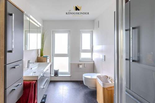 Modernisiertes Tageslichtbad mit bodengleicher Dusche (Wohneinheit 1) - 