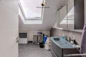 Modernes Badezimmer mit viel Licht (Wohneinheit 2) - 