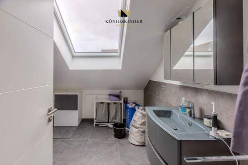 Modernes Badezimmer mit viel Licht (Wohneinheit 2) - 